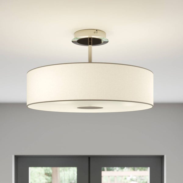 Helle, moderne Diele mit runder Textil-Deckenleuchte, einer großen Pflanze, einem Fahrrad und Glastüren zum Garten.