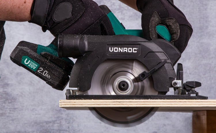 VONROC Handkreissäge Akku 20V - Akku Kreissäge 150mm, Säge inkl. Laserführung & Staubabsaugung - Mit 2x2Ah Akku und Ladegerät - inkl. 2 Sägeblätter