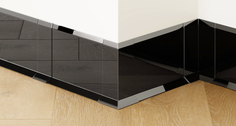 Eckansicht von schwarzen Wandpaneelen mit Chromakzenten, die an einer Ecke zwischen Wand und Boden befestigt sind.
