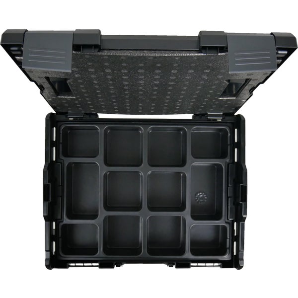 Offener Sortimentskasten mit zwölf Fächern und Schaumstoffeinlage im Deckel zur Aufbewahrung von Kleinteilen.