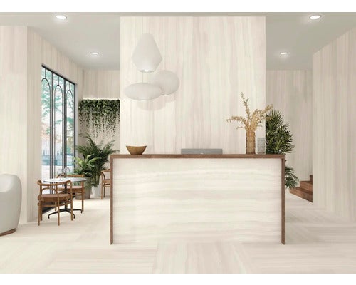 Heller Raum mit Fliesenboden, Rezeption und Sitzbereich