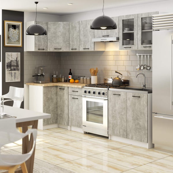 Helle Küche mit Küchenschränken, Herd, Spüle und Küchenutensilien.