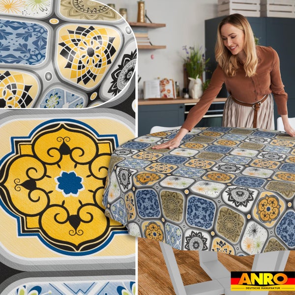 Eine Frau breitet eine runde Wachstuchtischdecke mit Mosaikmuster auf einem Küchentisch aus, inklusive Detailansichten, ANRO Logo.