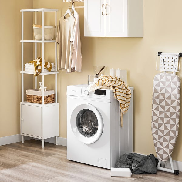 Waschküche mit Waschmaschine, Regalen, Wandschränken und Bügelbrett