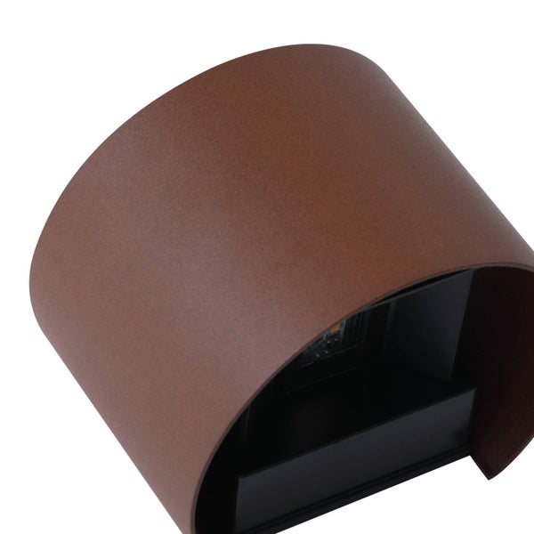 Moderne Wandaußenleuchte mit gebogenem, rostfarbenem Gehäuse und schwarzem Innenbereich.