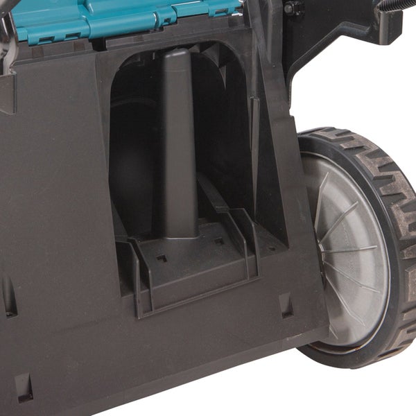 Detailansicht eines Rasenmähers mit Fangkorb und Rad