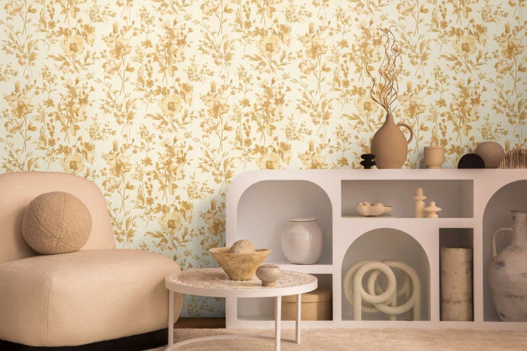 Wohnzimmer mit Vliestapete mit Blumenmuster, helles Sofa, Couchtisch und dekorativem Sideboard im modernen Einrichtungsstil.