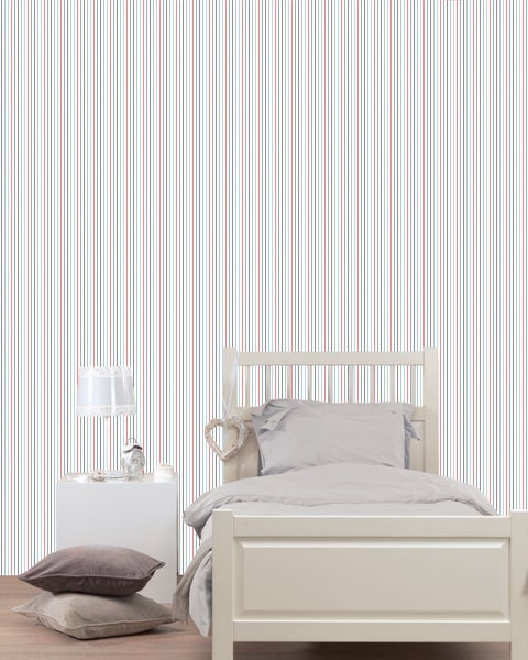 Schlafzimmer mit gestreifter Tapete, Bett und Nachttisch.