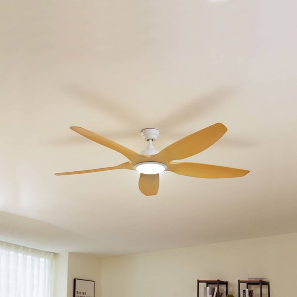 Moderner Deckenventilator mit sechs Flügeln in heller Holzoptik und integrierter runder Leuchte an einer weißen Decke in einem hellen Raum.