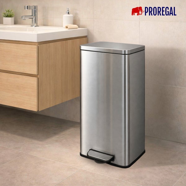 Rechteckiger Treteimer aus Edelstahl in einem modernen Badezimmer mit Holzunterschrank und weißem Waschbecken. Proregal Logo.
