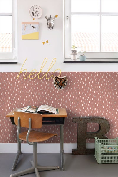 Kinderzimmer mit Schreibtisch und gepunkteter Tapete