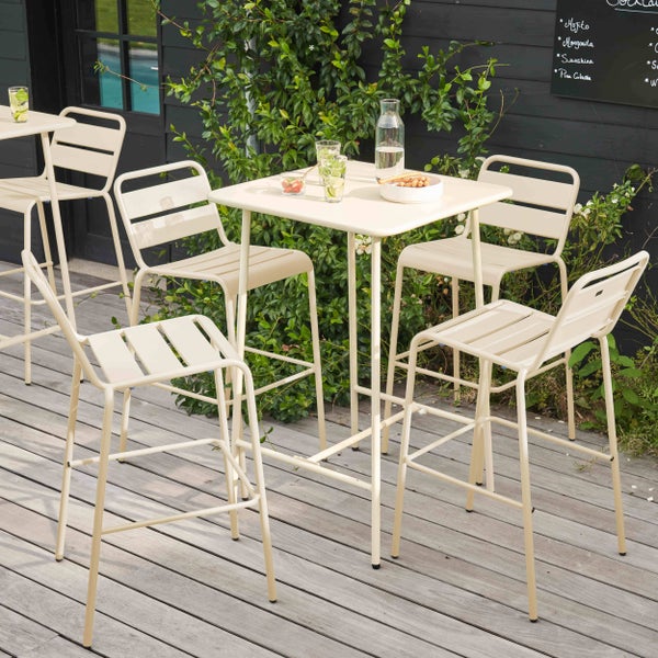 Beiges Barset aus Metall für den Außenbereich mit quadratischem Tisch und vier Barhockern auf einer Holzterrasse mit Pflanzen.