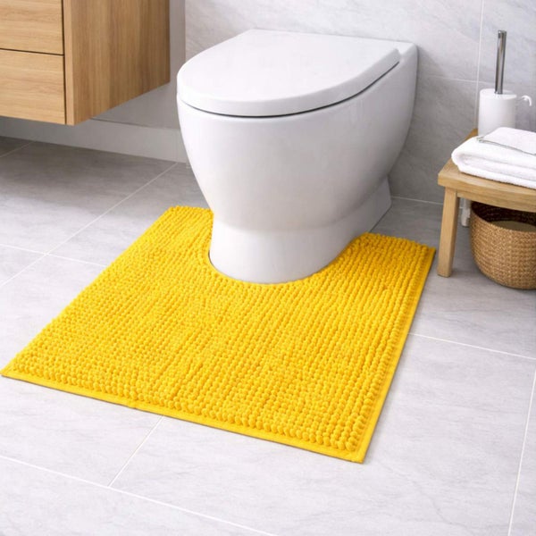 Gelbe Toilettenvorlage mit Ausschnitt in einem hellen Badezimmer mit weißer Toilette und Fliesenboden.
