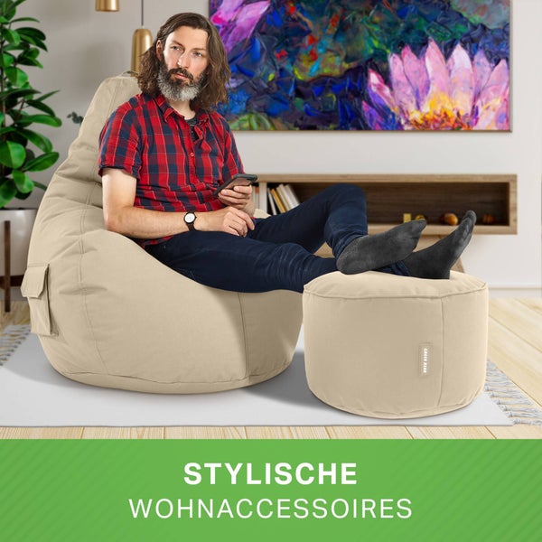 Zwei Rattansessel mit Fußhocker und Tisch für den Außenbereich