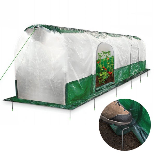 Folientunnel-Gewächshaus mit weißer Plane, grünem Rand, Reißverschlussöffnungen und Detailansicht der Bodenanker-Befestigung.