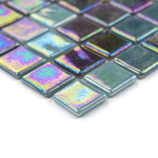 Quadratische Mosaikfliesen aus Glas mit irisierender Oberfläche in einer Netzmatte