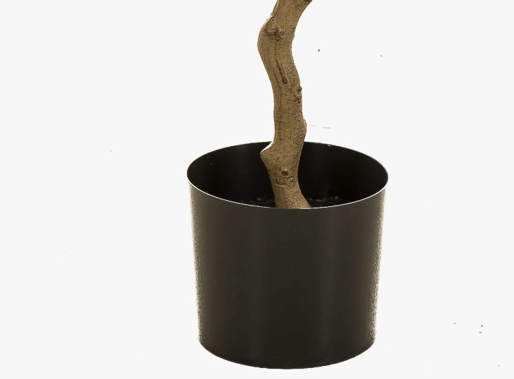 Kunstpflanze im dunklen Übertopf mit Rillenstruktur.