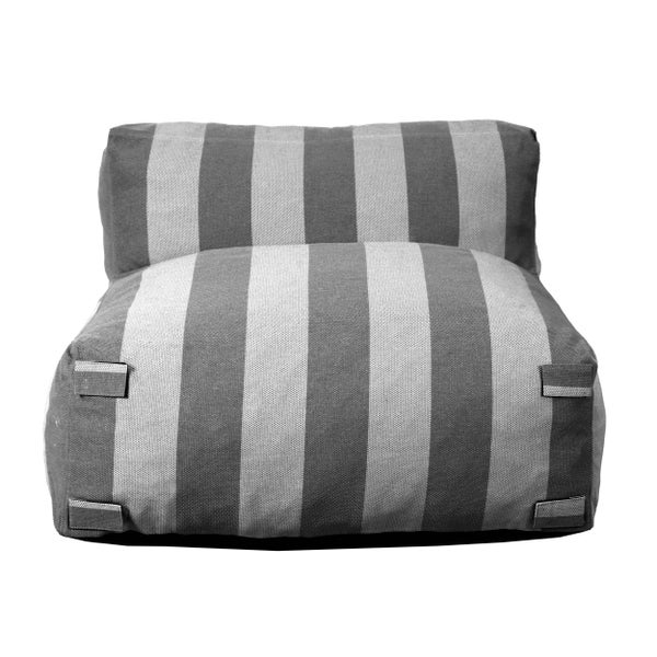 Gestreifter Sitzsack Sessel aus Stoff mit Rückenlehne für den Innen und Außenbereich.