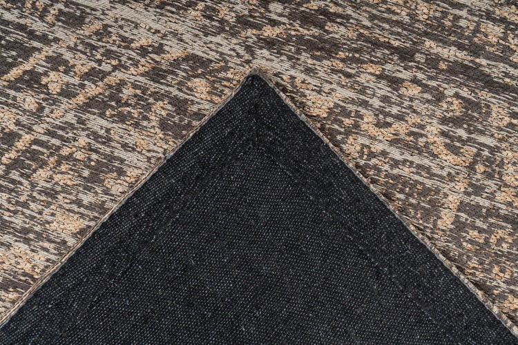 Nahaufnahme eines Teppichs mit gemusterter Oberfläche und gewebter Rückseite.