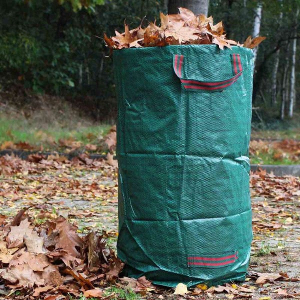 Gartensack gefüllt mit Laub im Außenbereich