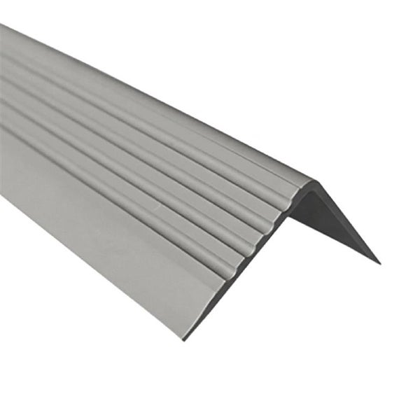 Treppenkantenprofil aus Metall mit Rillenstruktur als Kantenschutz für Stufen