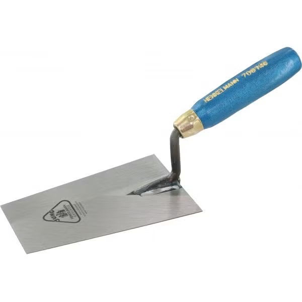 Maurerkelle mit Stahlblatt und Holzgriff für präzise Arbeiten beim Mauern und Verputzen.