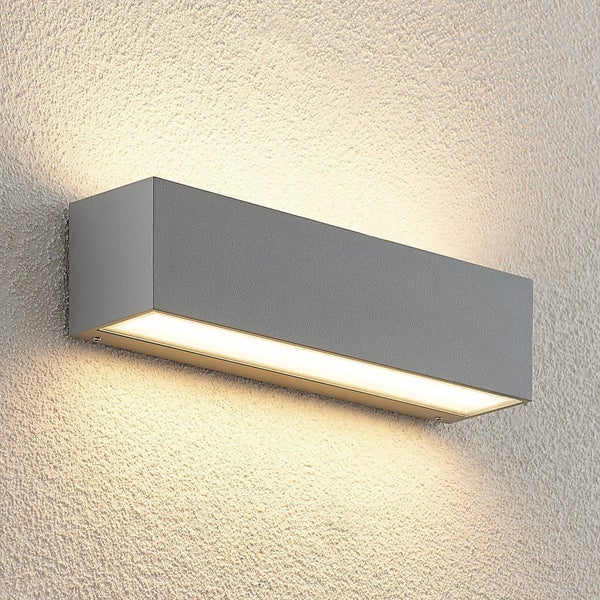 Rechteckige Wandleuchte aus Metall mit Lichtaustritt nach oben und unten an einer strukturierten Wand.