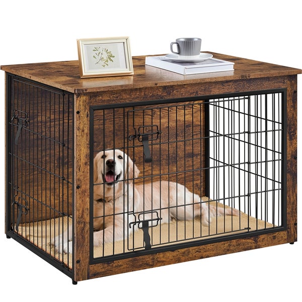 Hund liegt in einer Hundebox, die wie ein Beistelltisch aussieht. Auf der Box stehen eine Tasse und ein Bilderrahmen.