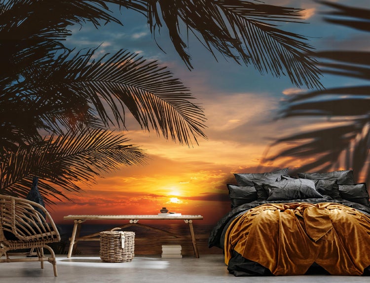 Wohnraum mit Fototapete, die einen Sonnenuntergang am Strand zeigt