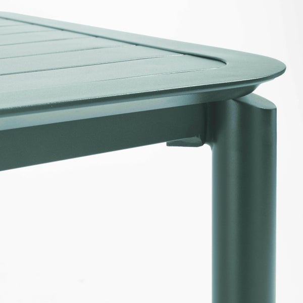 Detailansicht einer Gartentisch-Ecke mit Tischbein aus Aluminium und Tischplatte in Lattenoptik.