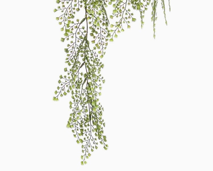 Künstliche Hängepflanze mit feinen grünen Blättern und herabhängenden Zweigen.