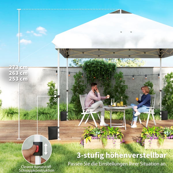 Weißer Faltpavillon auf Holzterrasse mit Sitzgruppe. Die Höhe ist in drei Stufen von 253 bis 273 Zentimeter verstellbar.