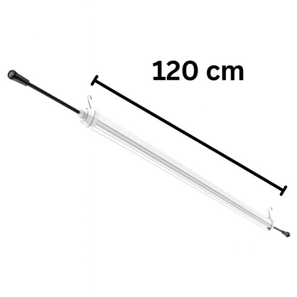 LED-Feuchtraumleuchte mit einer Länge von 120 Zentimeter inklusive Aufhängehaken und Anschlusskabel.