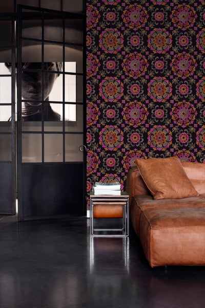 Wohnzimmer mit gemusterter Tapete, Ledercouch und Beistelltisch