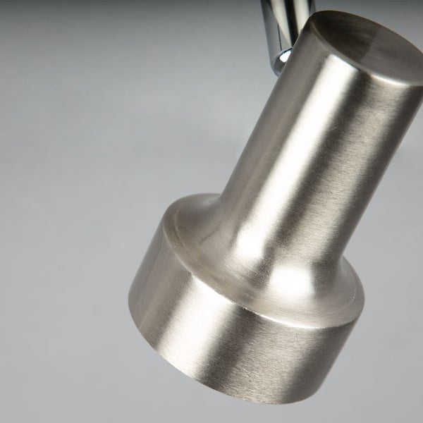 Detailansicht eines Strahlerkopfs aus gebürstetem Metall.