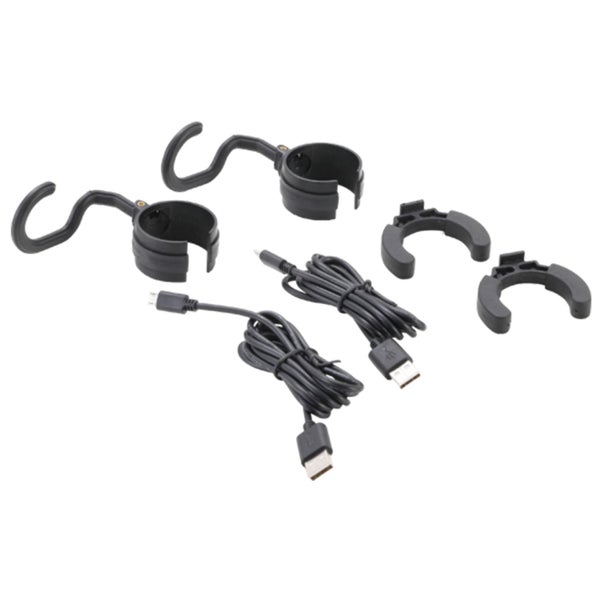 Zubehör-Set bestehend aus zwei Kunststoffclips mit Haken, zwei C-förmigen Kunststoffklemmen und zwei schwarzen USB-Ladekabeln.