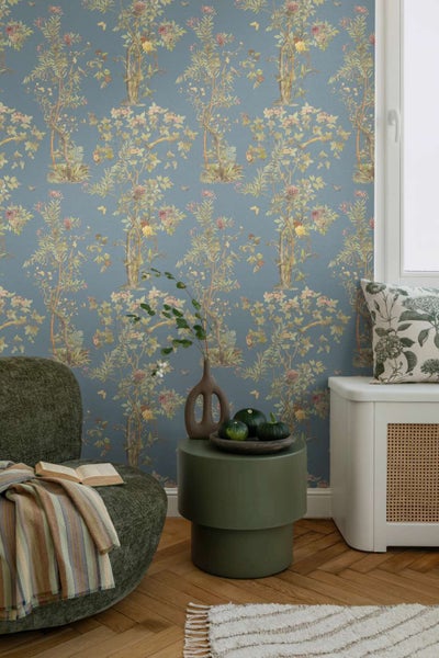 Tapete mit floralem Baum und Blumenmuster an einer Wand in einem stilvoll eingerichteten Wohnbereich mit modernen Möbeln