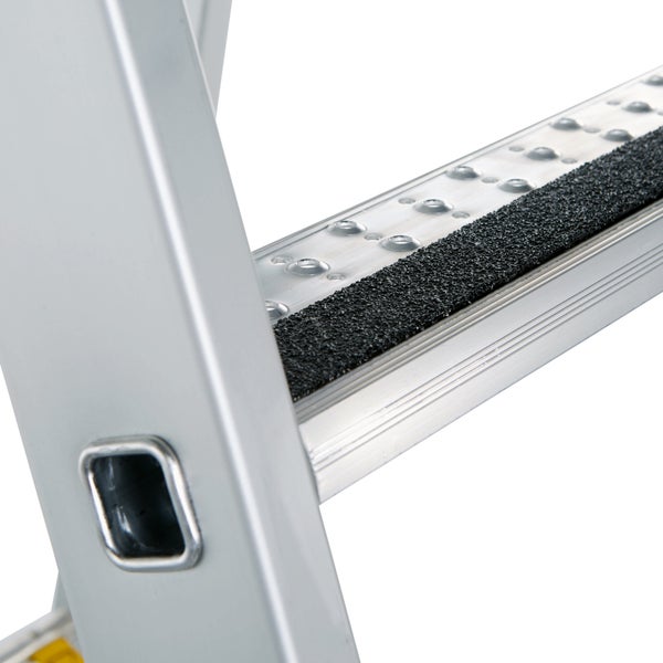 Detailaufnahme einer Aluminiumleiter mit rutschfester Trittfläche