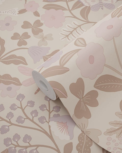 Vliestapete mit botanischem Muster, Blumen, Blättern und Schmetterlingen im verspielten skandinavischen Design.