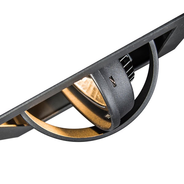 Detailansicht eines schwenkbaren Einbaustrahlers aus Metall in Schwarz und Gold.