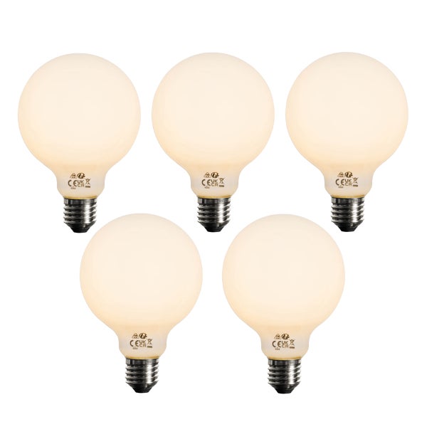 Fünf LED-Globelampen mit E27-Sockel, mattem Glas sowie europäischer und britischer Konformitätskennzeichnung.