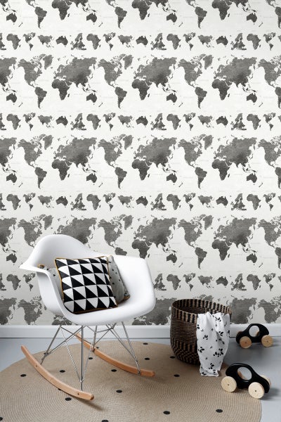 Wohnraum mit Weltkarten-Tapete, Schaukelstuhl, Teppich und Spielzeugautos