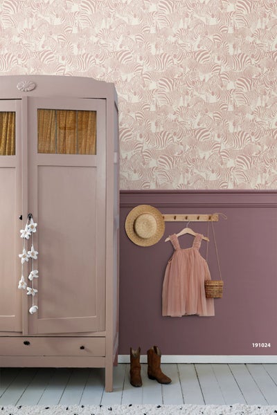 Kinderzimmer mit Tapete im Zebramuster und violetter Wandfarbe. Ein Holzschrank, eine Hakenleiste und Stiefel ergänzen die Szene.