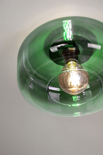 Runde Deckenleuchte aus grünem Glas mit eingeschaltetem Filament-Leuchtmittel.