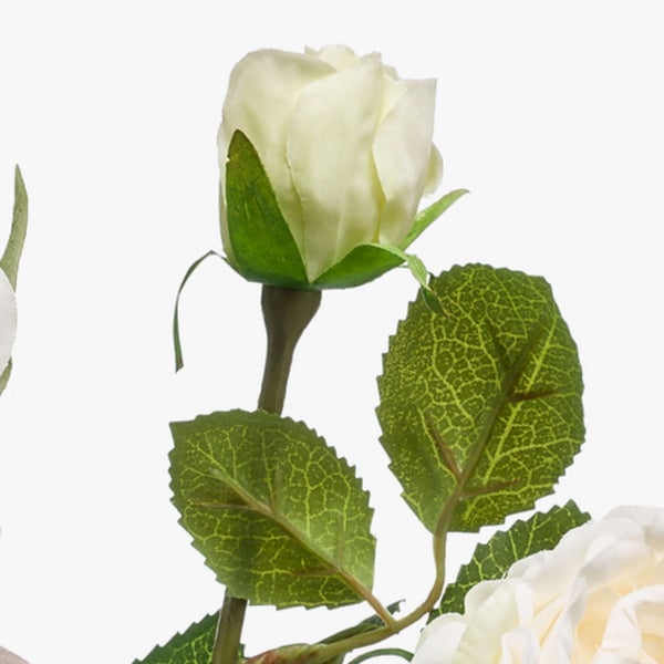 Künstliche Rose als Knospe mit weißen Blütenblättern, grünen Blättern und Stiel.