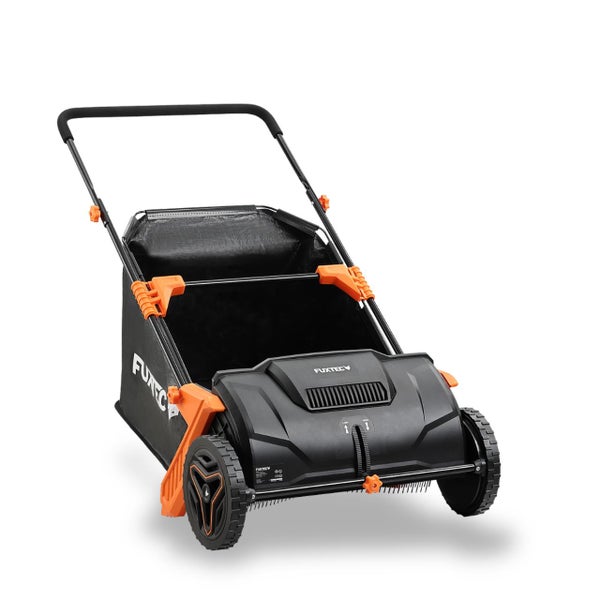 Fuxtec Rasenkehrmaschine mit großem Auffangbehälter und Schiebegriff.
