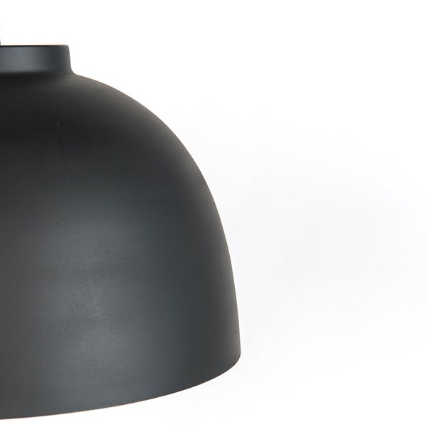 Detailansicht einer Hängelampe mit halbkugelförmigem Lampenschirm