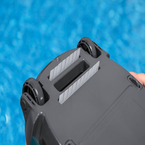 Unterseite eines Poolreinigungsroboters mit Rädern und Lamellen