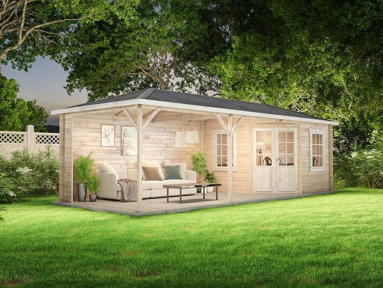 Holzgartenhaus mit überdachter Veranda im Garten