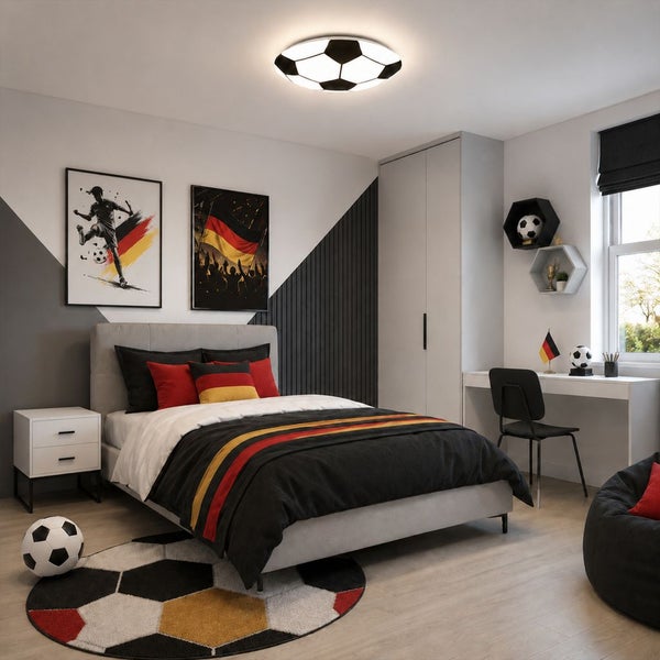 Modernes Jugendzimmer im Fußball Design mit fußballförmiger Deckenleuchte, Themenbettwäsche, Wandbildern und Sportdekoration.